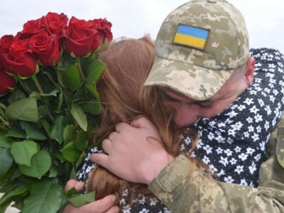 Військовий по-особливому освідчився своїй коханій. ВІДЕО