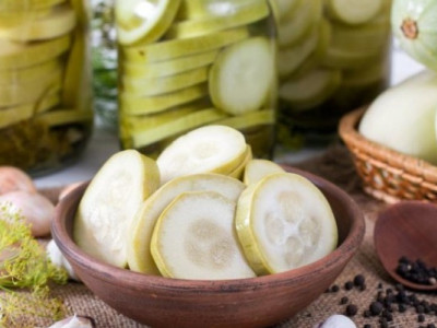 Хрусткі мариновані кабачки на зиму: ТОП-3 легкі рецепти