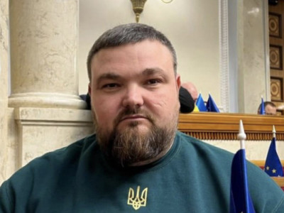 Депутат від “Слуги Народу”, якого підозрюють у вимаганні хабаря у сумі 3,4 млн гривень, досі член партії