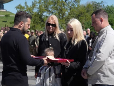 В останні хвилини прикрив собою товариша і врятував йому життя: Зеленський вручив рідним 25-річного воїна «Золоту зірку»