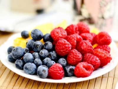 3 правила, як їсти ягоди та фрукти: поради лікаря-дієтолога