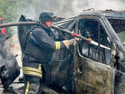 Військові рф скинули вибухівку з дрона на цивільне авто у середмісті Херсона