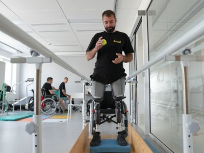 У Львові захиснику встановили протези ніг із електронними колінами