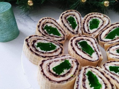 Незвичайний десерт вафельний рулет Смарагдові каблучки
