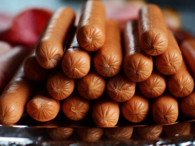 А ви досі їсте сосиски? Тоді не дивуйтесь цій страшній хворобі