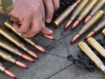 Чи можуть набої здетонувати в машині в спеку?