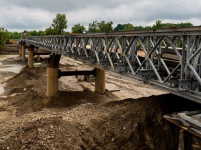 На Буковині вантажівки руйнують покриття тимчасового моста