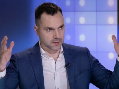 Після початку Курської операції Арестович змінив риторику і звернувся до росіян з матами