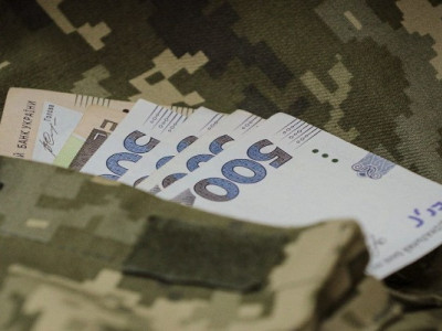 В Україні немає грошей на зарплати військовим: у бюджеті утворилась діра на 12 мільярдів доларів