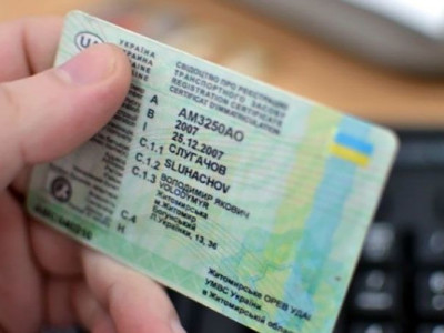 Чоловікам, які за кордоном і не оновили свої військово-облікові дані, не видадуть посвідчення водія
