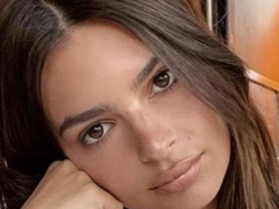 Емілі Ратаковскі має крутий вигляд у білих топах у Лос-Анджелесі