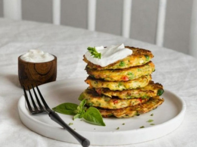 Як приготувати смачні солоні оладки з яйцем і зеленою цибулею