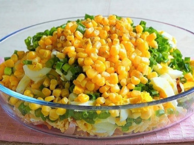 Як приготувати смачний салат із кукурудзи, сиру та овочів за 5 хвилин