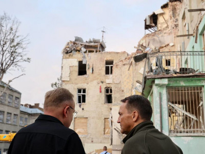 Глава МЗС Польщі біля зруйнованого ракетою РФ будинку у Львові закликав прискорити поставки ППО Україні