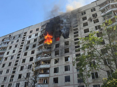 Росіяни скинули КАБи на багатоповерхівку в Харкові: зайнялася пожежа, щонайменше 33 постраждалих, серед яких діти. ВІДЕО
