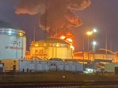 Безпілотник атакував нафтобазу у Воронезькій області РФ: там спалахнула пожежа (відео)