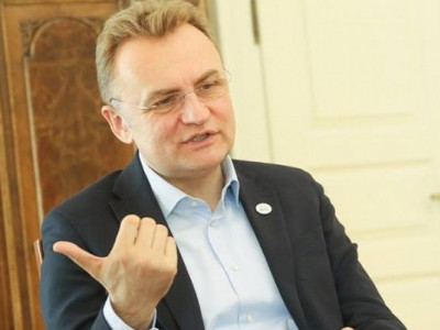 Гроші Садового не дають спокою українцям