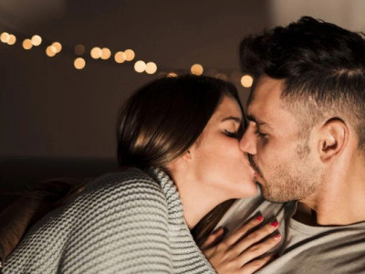 Дослідник висунув нову гіпотезу виникнення поцілунків і вона може вам не сподобатися