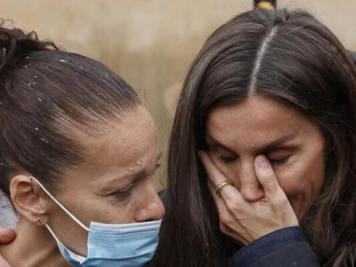 Короля і королеву Іспанії закидали брудом у Валенсії. Прем'єра вдарили палицею. Відео