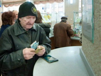 Пенсіонери можуть отримати виплати одразу на півроку вперед: хто потрапив до списку