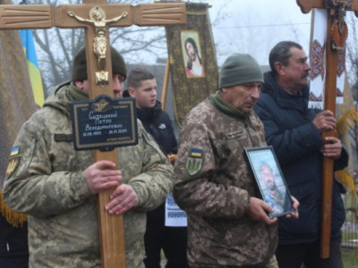 Пелюстками квітів була встелена остання дорога Героя сучасності з Тернопільщини: загинув на Донеччині