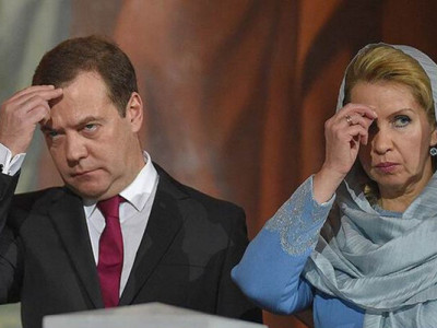 Раніше за таке вішали: Медведєв погрожує президентці Грузії та мітингувальникам