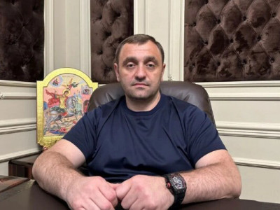 Вербує вʼязнів на війну проти України: кримінальному авторитету часів Януковича заочно повідомили про підозру