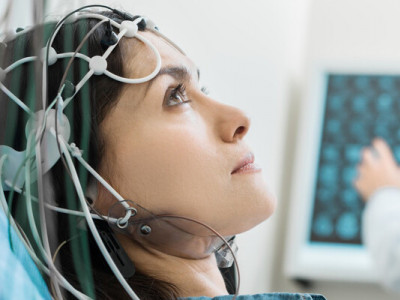 Дослідження: паралізовані люди змогли ходити завдяки електростимуляції мозку