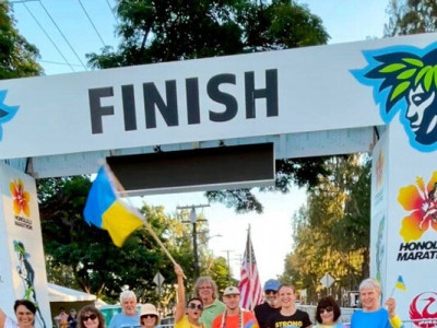 На Гаваях пройшов благодійний забіг із українськими прапорами
