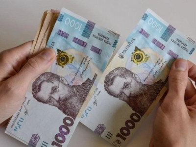 Середня зарплата чиновників в Україні зросла за рік на 60%: хто отримує найбільше