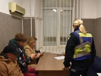 Розваги золотої молоді: юнаки у Києві розкидали гроші та зупинили рух на дорозі, щоби покурити
