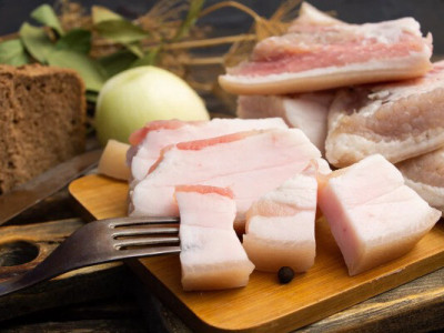 О котрій годині дня потрібно їсти сало, щоб поліпшити роботу печінки та жовчного?