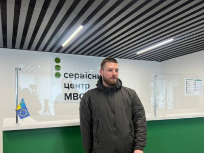 У Львові захисник, який втратив руку на війні, отримав водійські права