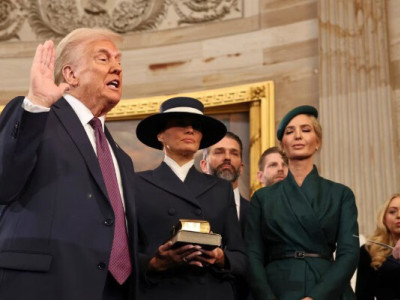 Чи дійсно Трамп мав класти руку на Біблію під час присяги