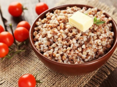 Чому гречка прилипає до каструлі і що це розповідає про продукт?