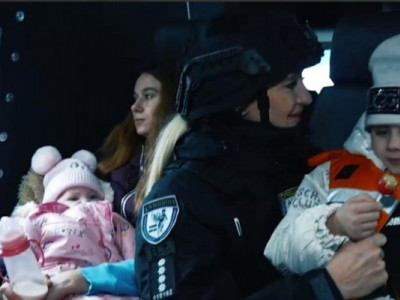 Щемливе ВІДЕО: Білі янголи врятували родину з трьома маленькими сестричками