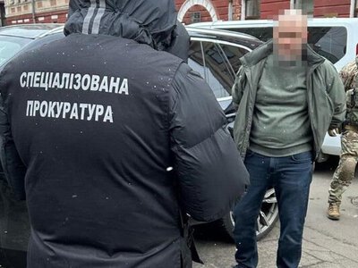 За хабар визнавали непридатним до служби: як викрили керівника комунального підприємства і двох лікарів