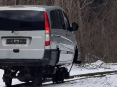 Mercedes замість паровоза: у Румунії адаптували авто для вузькоколійки