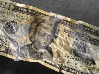 В Україні зросла кількість фальшивих доларів: як розпізнати підробку