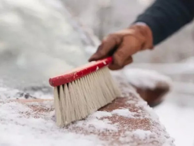 Як швидко очистити авто від снігу без скребка: 5 дієвих способів