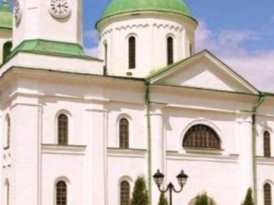 Парафіяни УПЦ МП вийшли з Успенського собору в Каневі