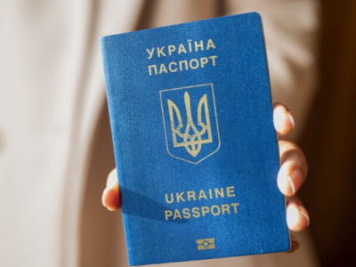 Україна відновлює видачу паспортів чоловікам за кордоном. Але є умова