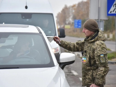 Корупційний прайс: скільки коштує чоловікам виїзд за кордон