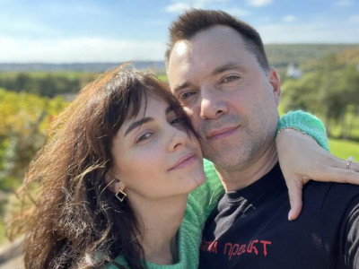 Дружина Арестовича подала на розлучення: що відомо?