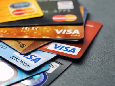 Банківські картки для пенсіонерів: де знайти найвигідніші умови (огляд)