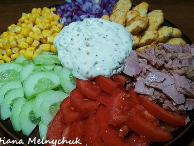 Салат з тунцем з огірками та помідорами