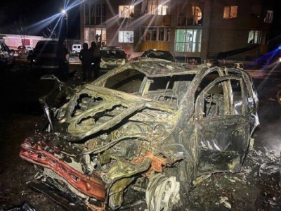 Пошкоджено багатоповерхівку, приватні будинки та знищено близько 10 автівок: наслідки вибуху безпілотника в Чернігові (Фото)