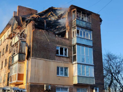 Нічна атака ворога: в Чернігові «шахед» влучив в пʼятиповерхівку