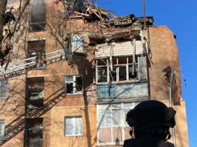 Російські “шахеди” влучили у п’ятиповерхівку в Чернігові: частково зруйнували два поверхи. ВІДЕО