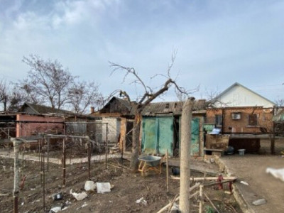 У Нікополі через обстріл рф одну людину вбито, троє громадян отримали поранення – серед них двоє дітей: на місцях ворожих влучань працюють слідчі